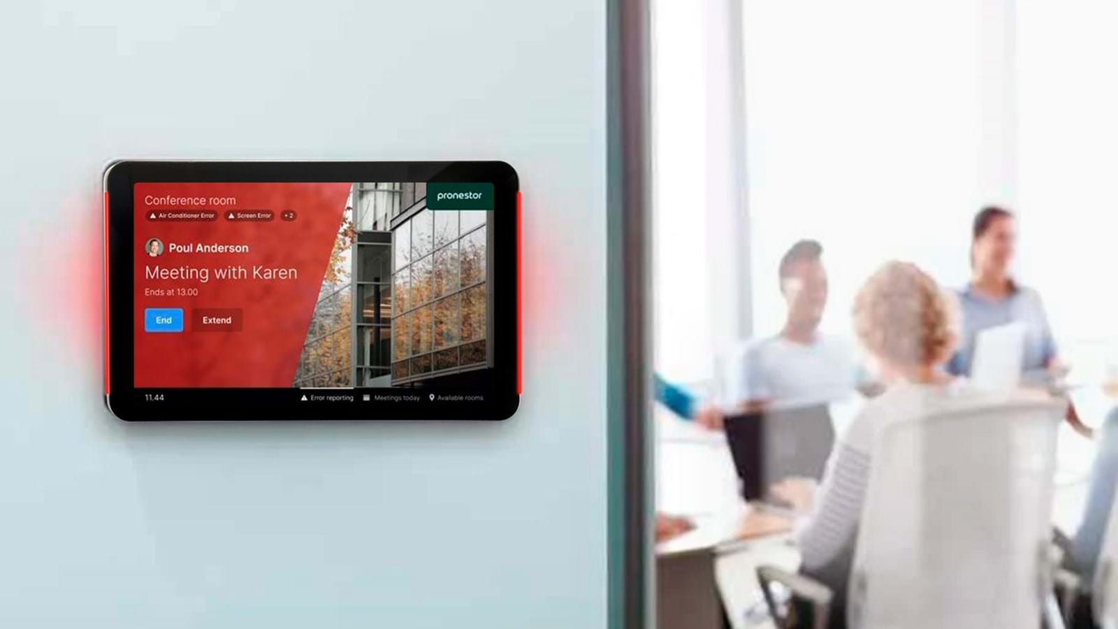 1500X1000 Display Busy Outside Room